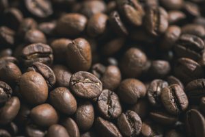 なぜコーヒーを飲むと眠気が覚めるのか?【カフェインとアデノシン】