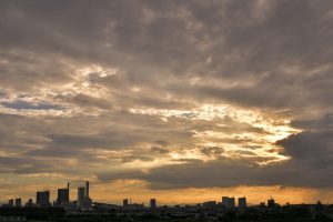 なぜ太陽は夕方になると赤く見えるのか?【夕焼けの謎】
